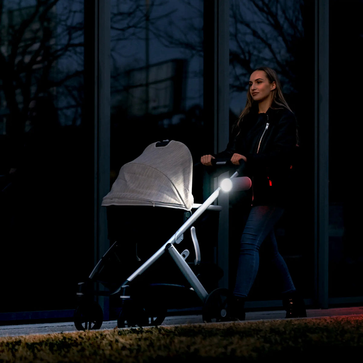 Equipped with a bright front white LED and a rear red LED, it illuminates your path and makes your stroller highly visible in the evening, so you can enjoy worry-free walks with your baby, even as the sun goes down. RockingRide ensures you and your little one stay safe and visible, so you can focus on creating precious memories together.